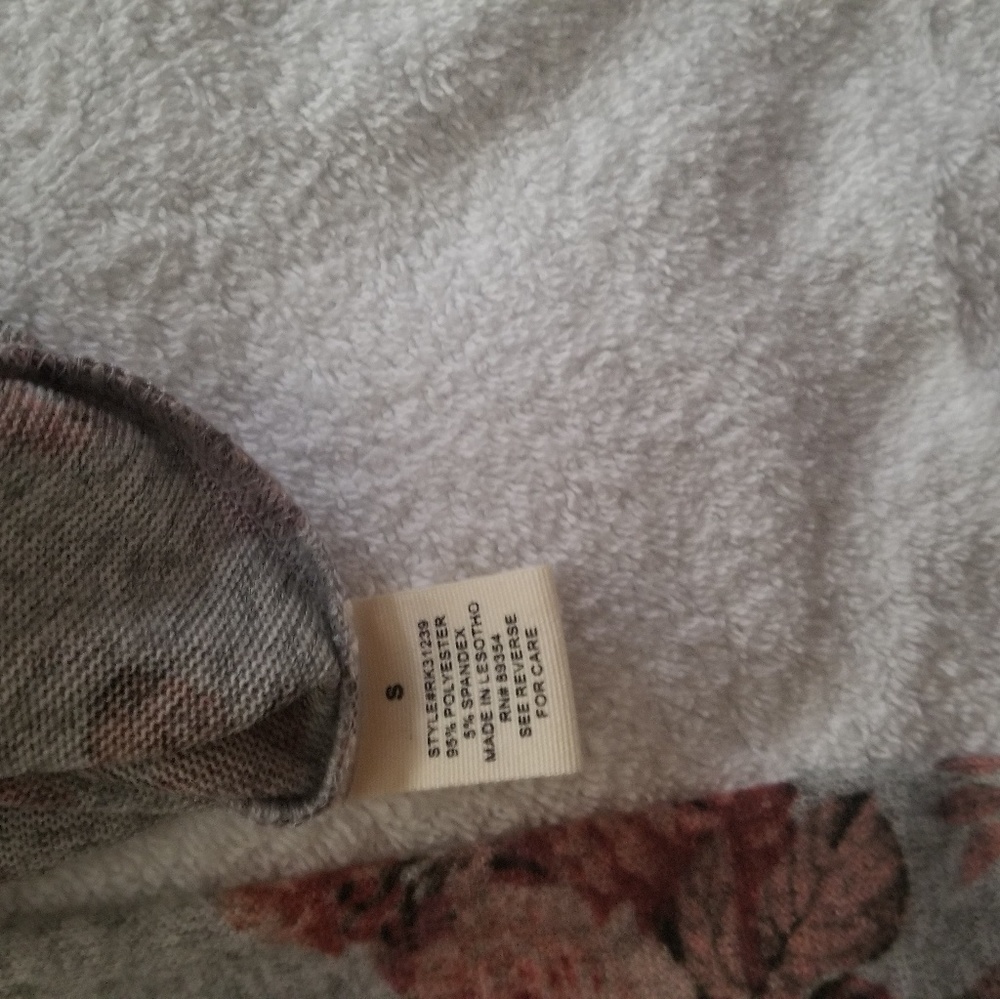 No comment. Cold shoulder - Picture 5 of 6
